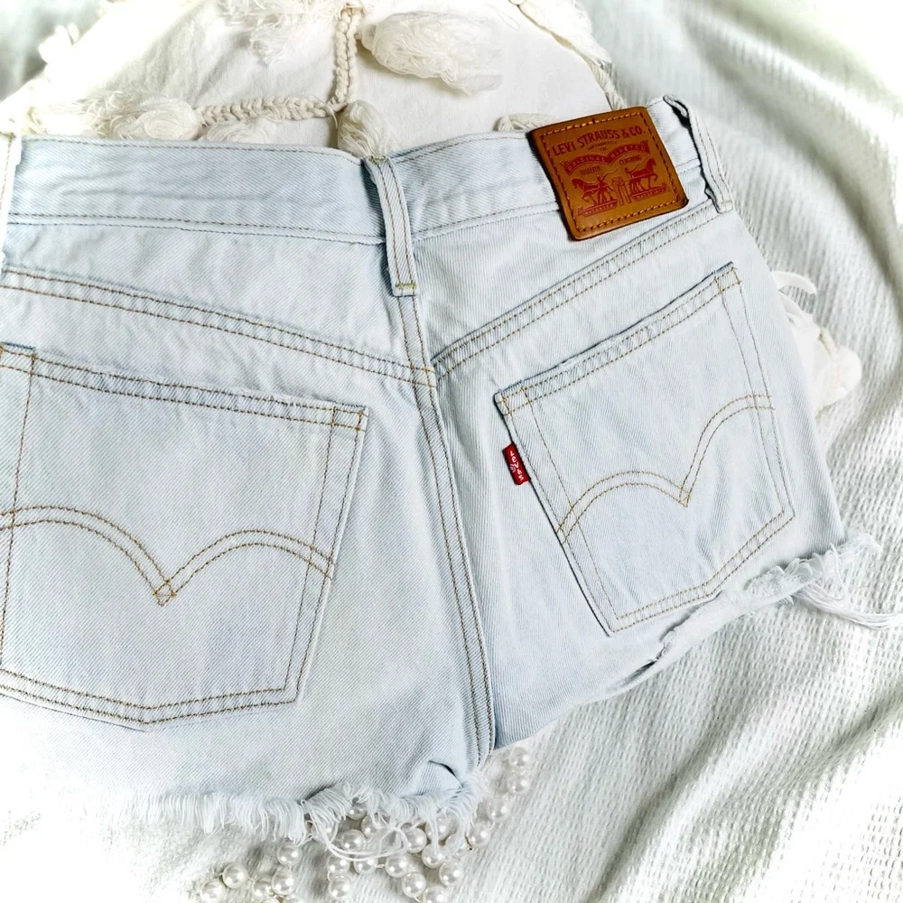 LEVI’S | 26/XS/S | Light Wash High Waist Hotty Hot Cut Off Distressed Raw Shorts_8